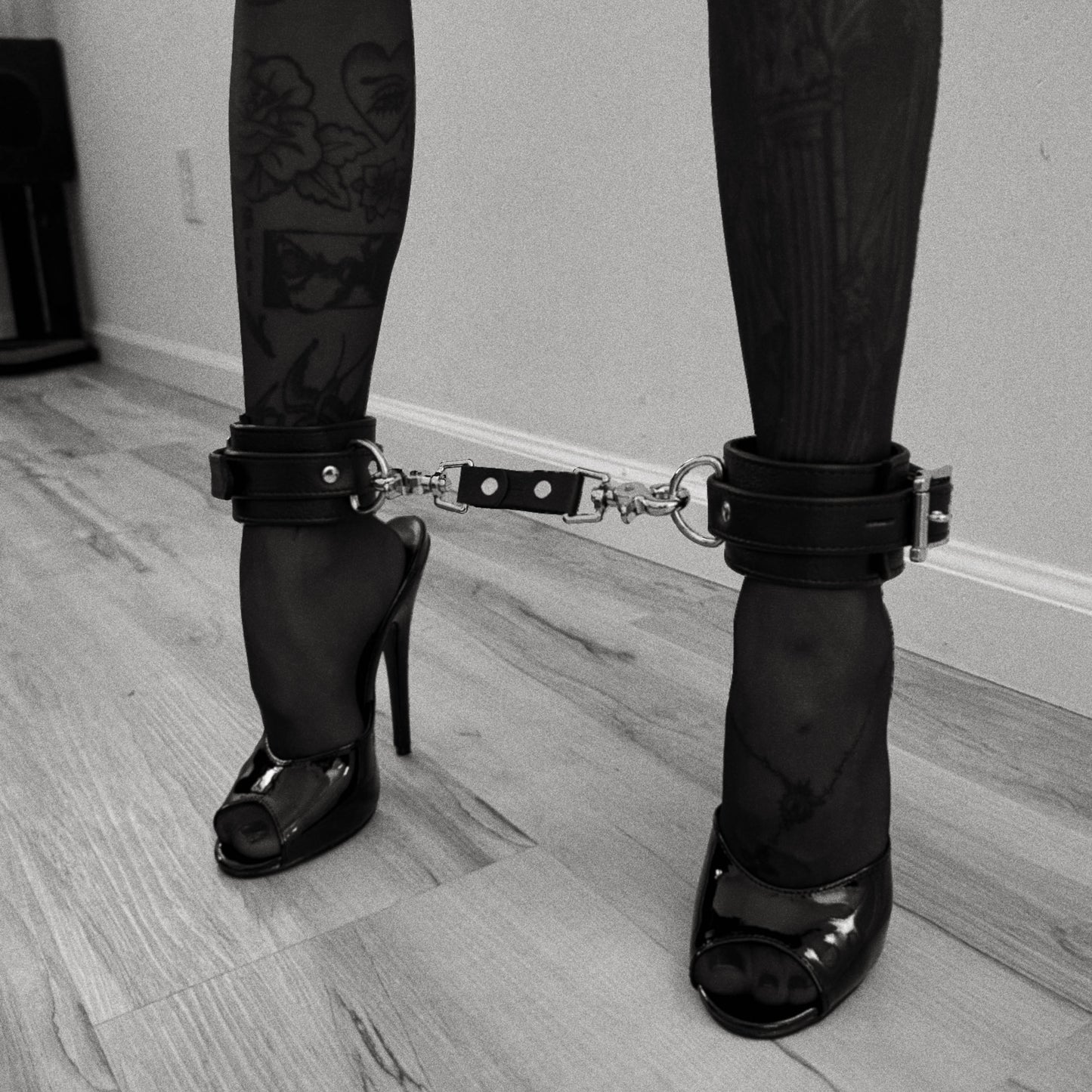 Premium Garment Leather Restraint Clip